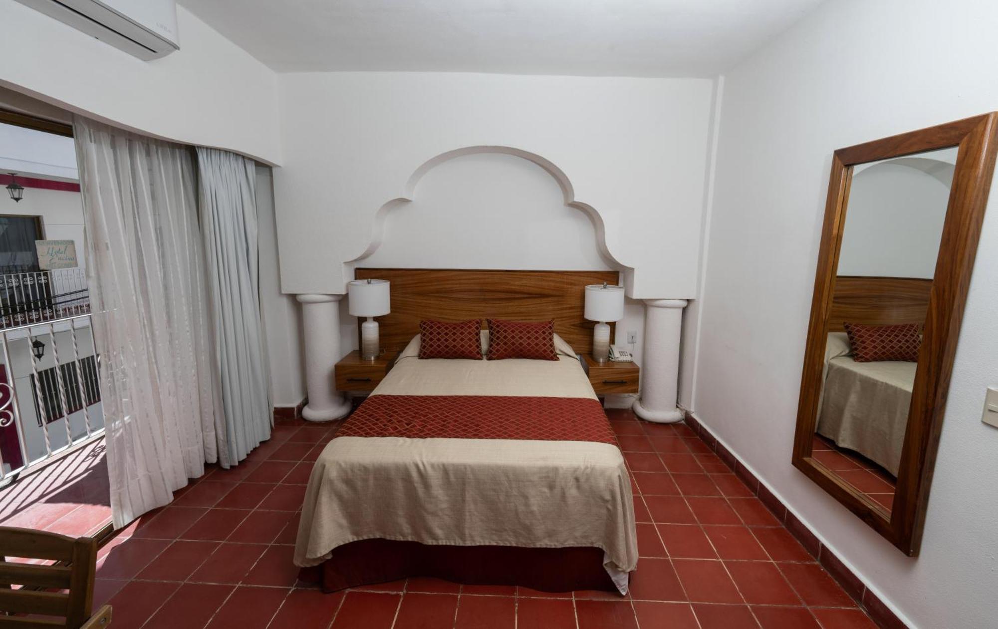 Hotel Encino Malecon Centro Пуерто-Вальярта Номер фото