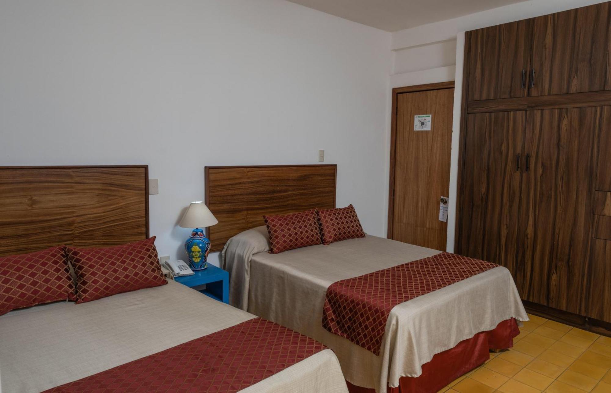 Hotel Encino Malecon Centro Пуерто-Вальярта Номер фото